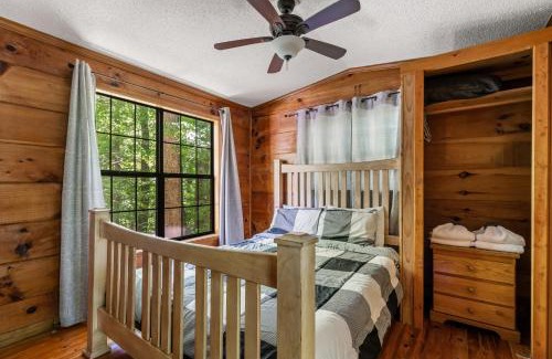 Gatlinburg - Pigeon Forge Casa | MTN Views, Hot Tub, WiFi, Sleeps 3