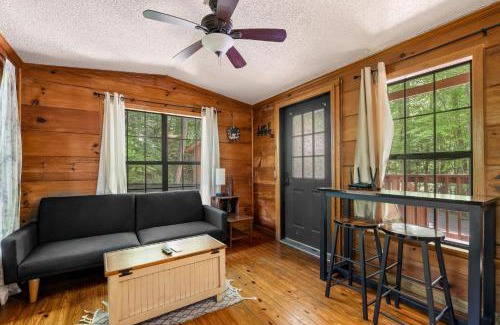 Gatlinburg - Pigeon Forge Casa | MTN Views, Hot Tub, WiFi, Sleeps 3