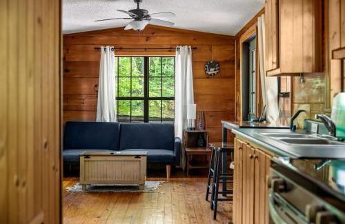 Gatlinburg - Pigeon Forge Casa | MTN Views, Hot Tub, WiFi, Sleeps 3