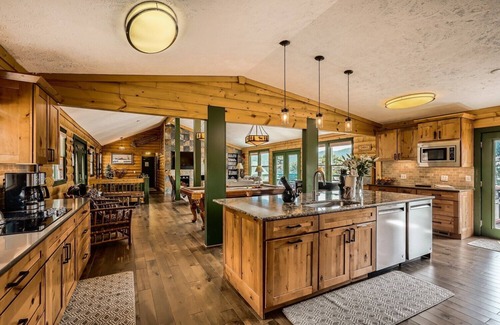 Estes Park Casa | Park Entrance Lodge-RMNP Views, Firepit, BB Court, Jacuzzi para 8 personas