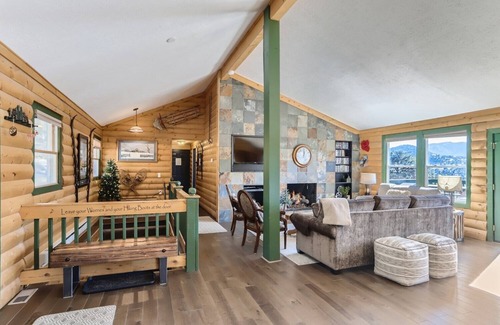 Estes Park Casa | Park Entrance Lodge-RMNP Views, Firepit, BB Court, Jacuzzi para 8 personas