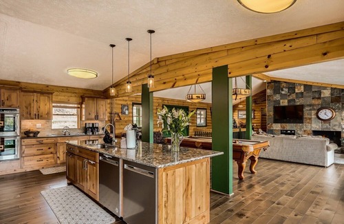 Estes Park Casa | Park Entrance Lodge-RMNP Views, Firepit, BB Court, Jacuzzi para 8 personas