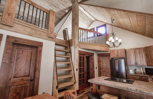 Cooke City-Silver Gate Cabina | Craftsman Cabin Next to Creek ... Minutos del parque de Yellowstone