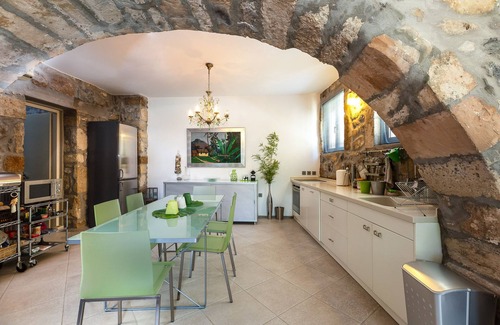 Pigi Villa | Casa de piedra Muazzo, una casa de cuento de hadas!