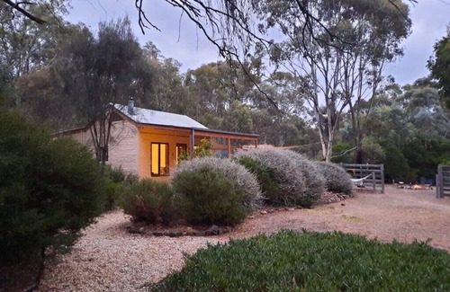 Muckleford South Cabaña | Muckleford Forest Cottage - Bush retreat, wood fire, pizza oven and stunning dam