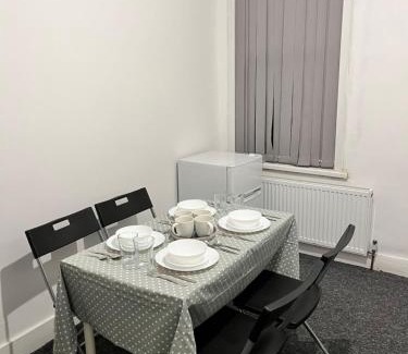 Goodmayes Apartamento | MUGHAL HOUSE GROUND FLOOR PRIVATE 2Bed APARTMENT & FREE PARKING