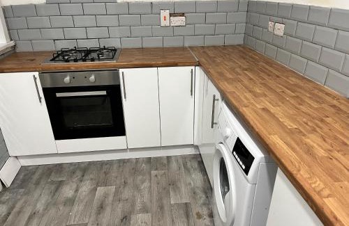 Goodmayes Apartamento | MUGHAL HOUSE GROUND FLOOR PRIVATE 2Bed APARTMENT & FREE PARKING