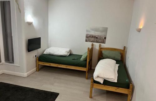 Goodmayes Apartamento | MUGHAL HOUSE GROUND FLOOR PRIVATE 2Bed APARTMENT & FREE PARKING