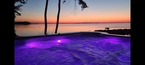 Savonlinna Chalet De Esquí | Mukava pieni 2-4h mökki min 2 vrk Saimaan rannalla, poreallas, puusauna, Wi-Fi, Smart TV, parivuode ja vuodesohva