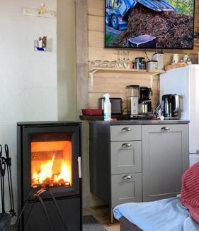 Savonlinna Chalet De Esquí | Mukava pieni 2-4h mökki min 2 vrk Saimaan rannalla, poreallas, puusauna, Wi-Fi, Smart TV, parivuode ja vuodesohva
