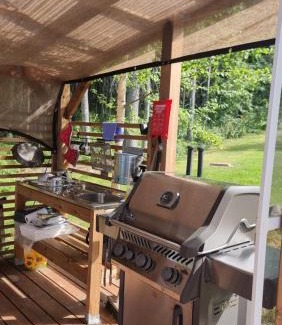 Savonlinna Chalet De Esquí | Mukava pieni 2-4h mökki min 2 vrk Saimaan rannalla, poreallas, puusauna, Wi-Fi, Smart TV, parivuode ja vuodesohva