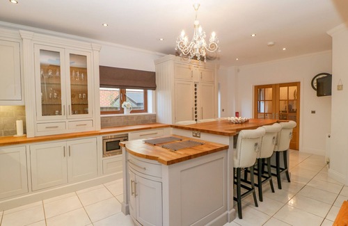 Broadstone Cabaña | MULBERRY HOUSE, pet friendly, with hot tub in Broadstone