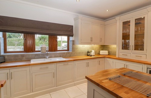 Broadstone Cabaña | MULBERRY HOUSE, pet friendly, with hot tub in Broadstone