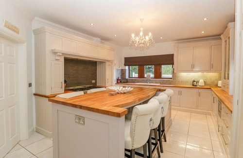 Broadstone Cabaña | MULBERRY HOUSE, pet friendly, with hot tub in Broadstone