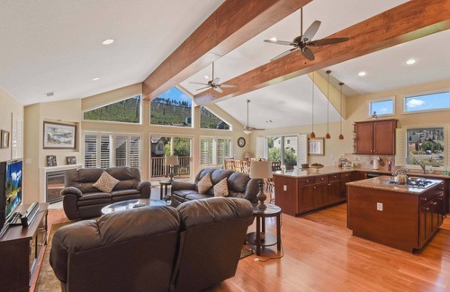 Mountain View Estates Casa | Mule Meadows | Classy, Split level South Tahoe home!