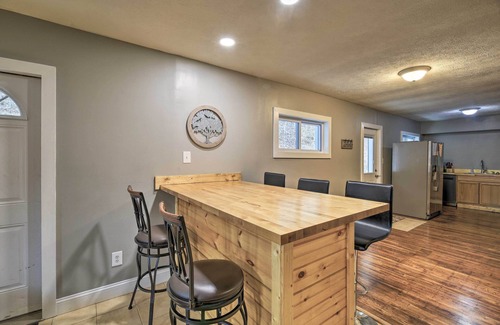 Mullens Cabina | Mullens Cabin w/ Gas Grill & Mountain Views!