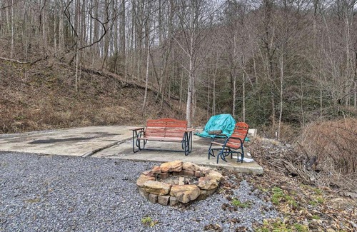 Mullens Casa | Mullens Cabin with Gas Grill and Mountain Views!