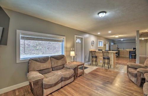 Mullens Casa | Mullens Cabin with Gas Grill and Mountain Views!