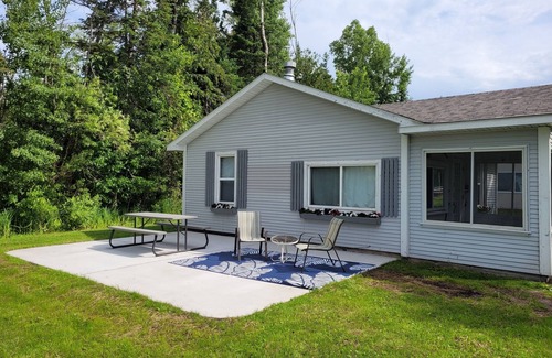 Mullett Lake Cabaña | Mullett Lake Gem 2-bedroom cottage on the water in Cheboygan with AC