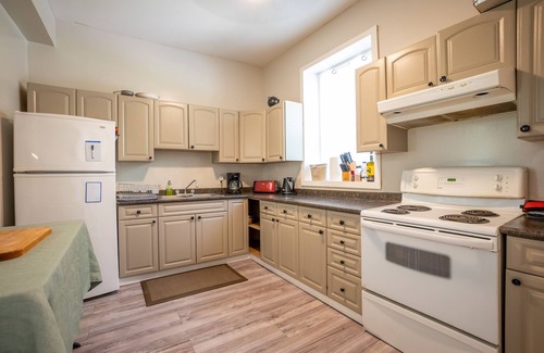 Trent Hills Complejo | Multi-Family Private Resort (Pool, Gardens, Swings, 3-Full Homes ) *Sleeps 30*