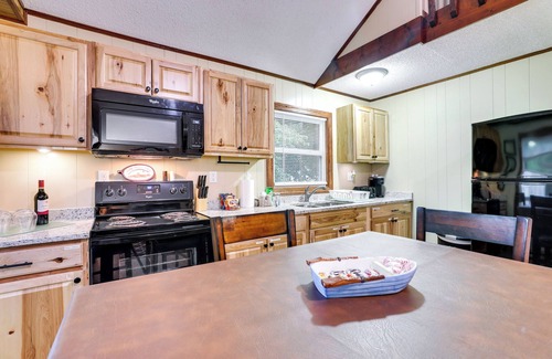 Russellville Cabina | Multi-Level Bonneau Cabin: Walk to Lake!