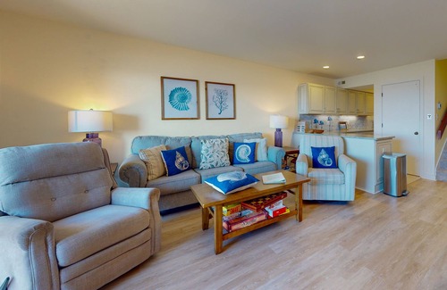 Pine Knoll Shores Condominio | Multi-level, oceanfront condo with WiFi, W/D, & community pool/tennis courts
