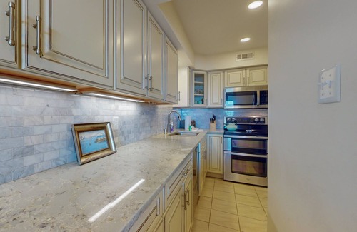 Pine Knoll Shores Condominio | Multi-level, oceanfront condo with WiFi, W/D, & community pool/tennis courts