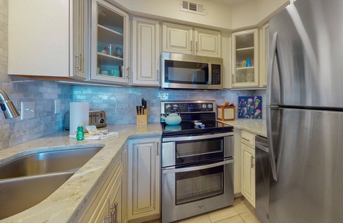 Pine Knoll Shores Condominio | Multi-level, oceanfront condo with WiFi, W/D, & community pool/tennis courts