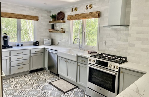 Snowmass Village Casa | Recién renovado Snowmass Home. Hermoso retiro que ofrece jacuzzi privado, sauna, balcón, vistas.