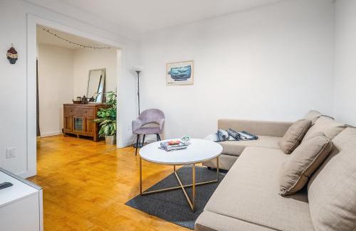 Christie Pits Casa | Multi-level Townhome Close to Christie Pits Park