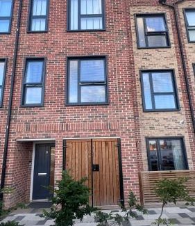 Watford Casa | Multi-Level with a View