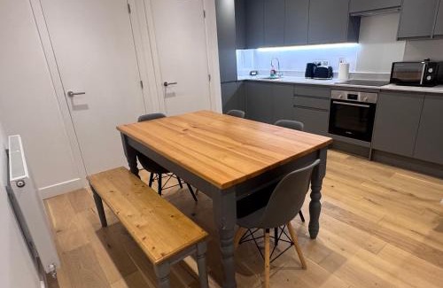 Watford Casa | Multi-Level with a View