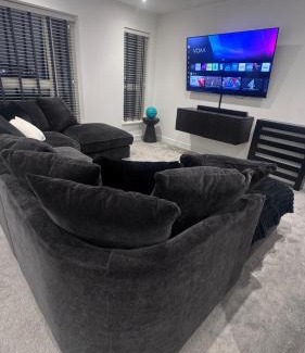 Watford Casa | Multi-Level with a View
