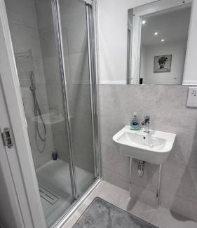 Watford Casa | Multi-Level with a View