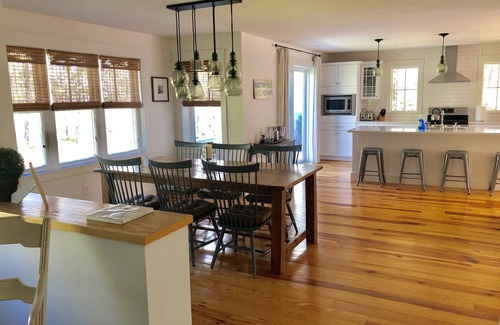 Oak Bluffs Casa | NUEVA casa, 2 master suites, aire central: agosto disponible