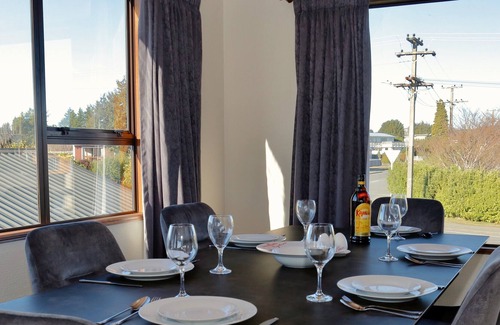 Te Anau Cabaña | Murchison Mount View - Te Anau Holiday Home