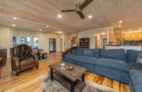 Forest Meadows Cabina | Murph Lodge- 4BR w/AC, Hot Tub, Billiards, Ping Pong and More!