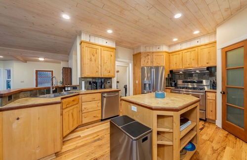 Forest Meadows Cabina | Murph Lodge- 4BR w/AC, Hot Tub, Billiards, Ping Pong and More!