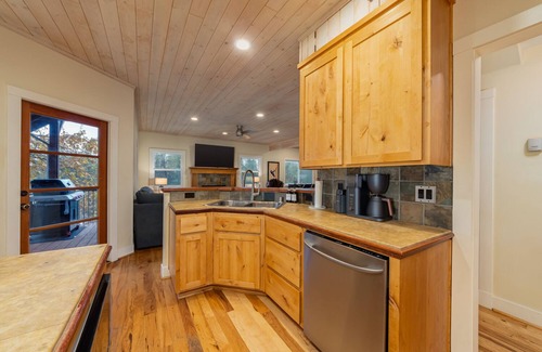 Forest Meadows Cabina | Murph Lodge- 4BR w/AC, Hot Tub, Billiards, Ping Pong and More!