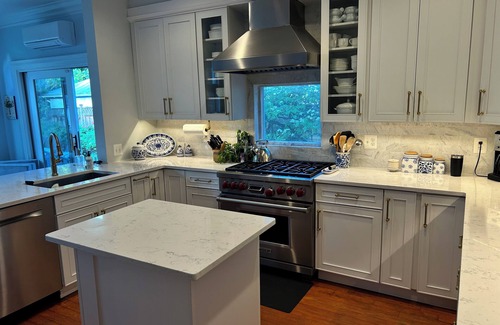 Murray Hill Casa | Murray Hill beauty with short walk to Main Street