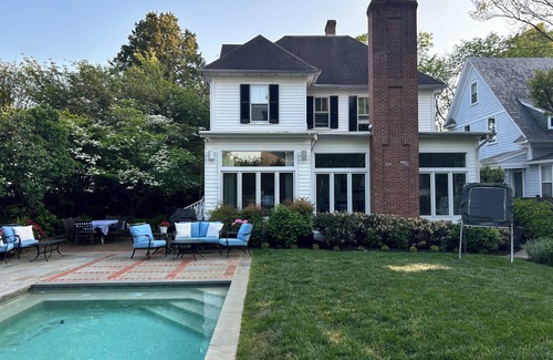 Murray Hill Casa | Murray Hill beauty with short walk to Main Street