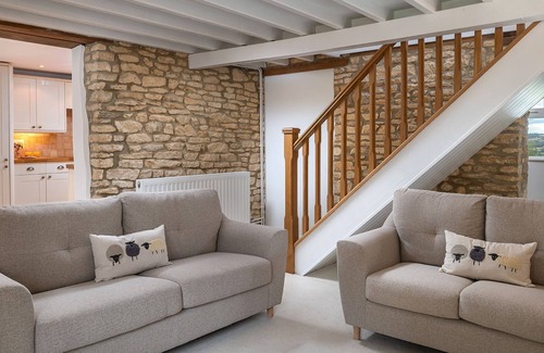 Clapton on the Hill Cabaña | Murray's Cottage - sleeps 5 guests in 3 bedrooms