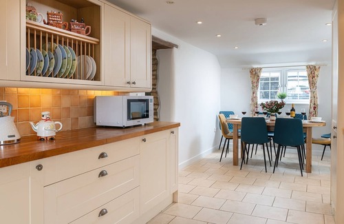 Clapton on the Hill Cabaña | Murray's Cottage - sleeps 5 guests in 3 bedrooms