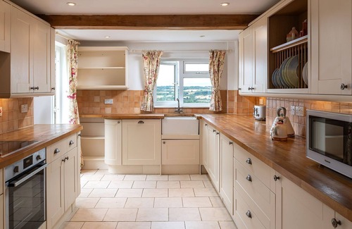 Clapton on the Hill Cabaña | Murray's Cottage - sleeps 5 guests in 3 bedrooms