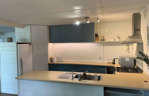 Apollo Bay Casa | Murray's Shack 500m from the Beach, Pets Welcome, Perfect for Families or Groups