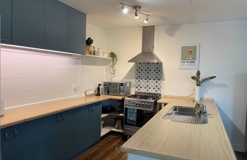 Apollo Bay Casa | Murray's Shack 500m from the Beach, Pets Welcome, Perfect for Families or Groups