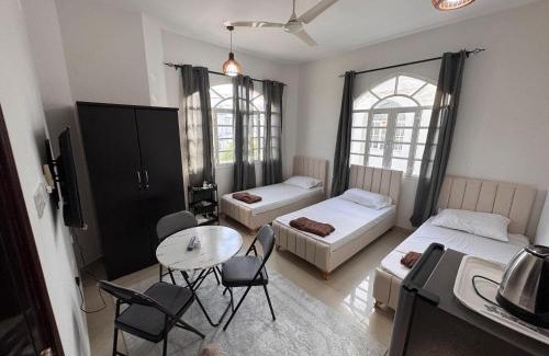 Al Ghubrah Ash Shamaliyyah Casa | Muscat Guesthouse 3 All Private Ensuite Rooms