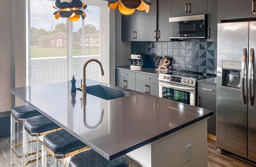 Rolling Mill Hill Apartamento | Muse Contemporary second-floor condo with high-speed WiFi, central AC & balcony