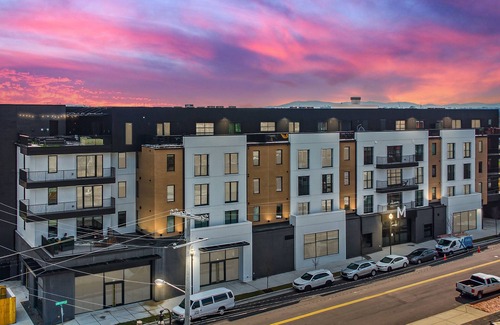 Rolling Mill Hill Apartamento | Muse Contemporary second-floor condo with high-speed WiFi, central AC & balcony