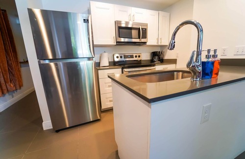 Wynwood Art District Apartamento | Red Luxe Apt 2BR/3BA - w/Games Table in Wynwood!